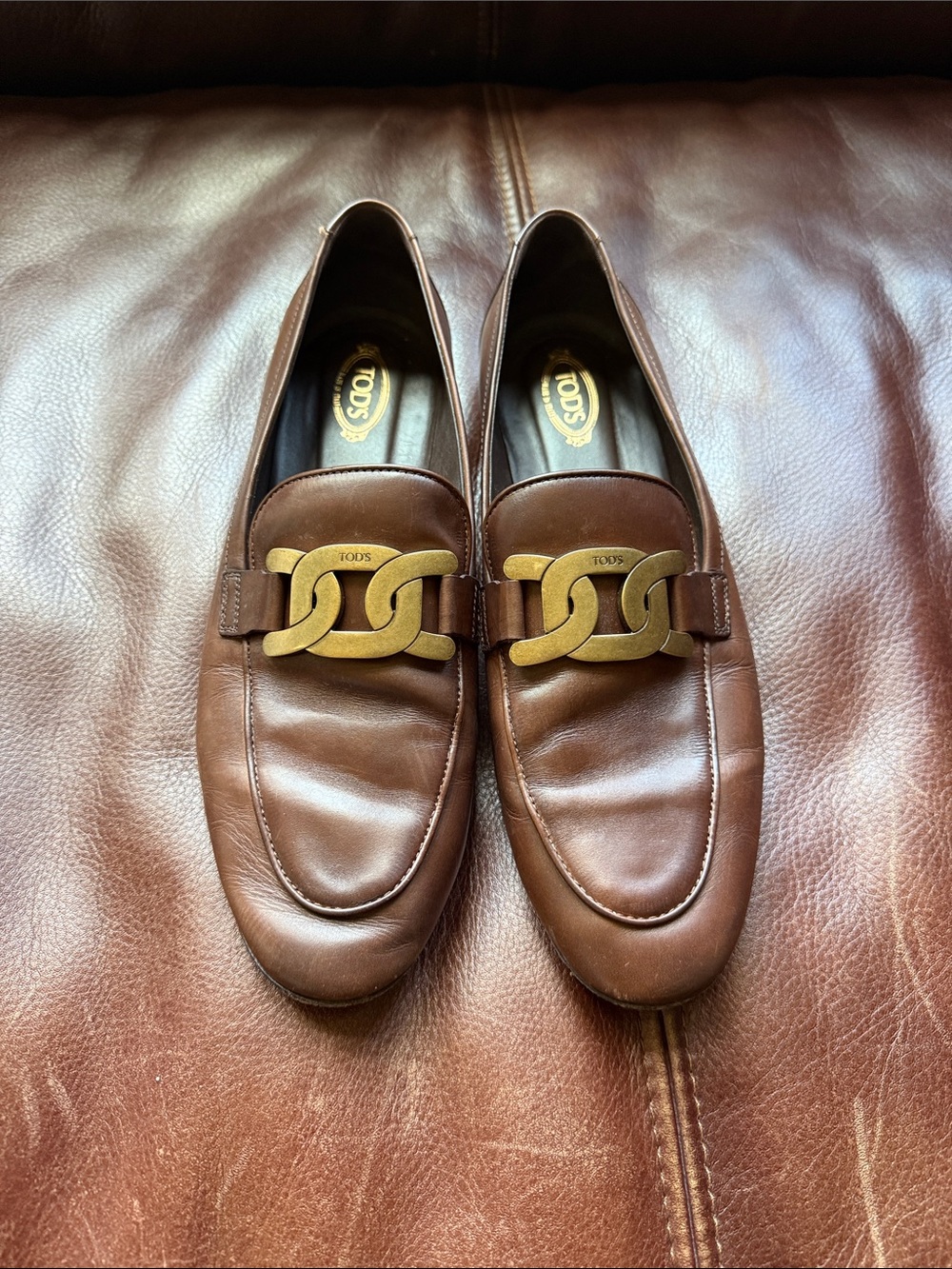Tod's Chestnut Brown Leather Kate Loafers with Gold Link Hardware
